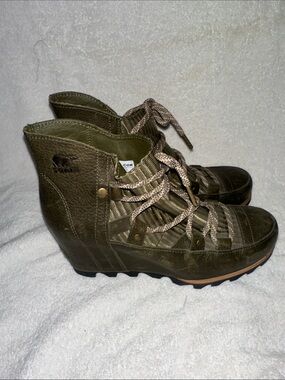 8.5 Like New Womens Sorel Ankle Boots - Olive